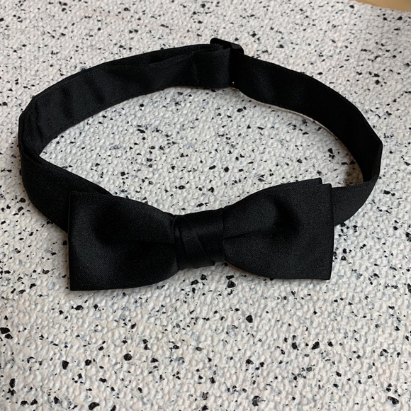 NWOT Andrew Marc New York White Suit with Tuxedo Shirt and Bow Tie - Picture 11 of 12